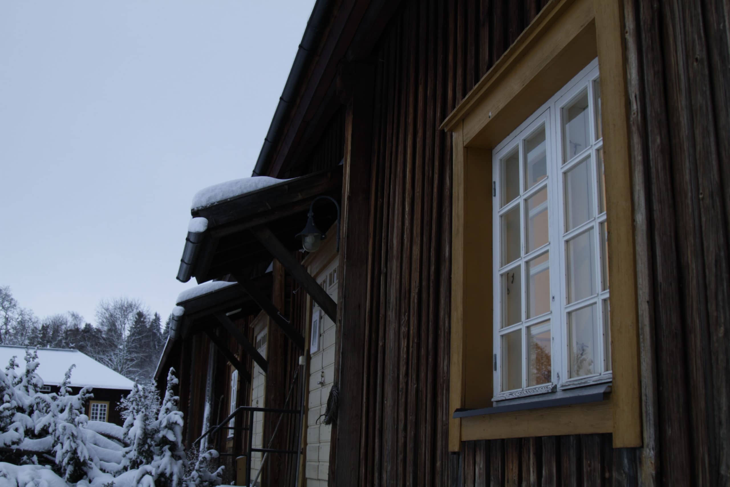 Vanha talo, jonka ikkuna on lähikuvassa.