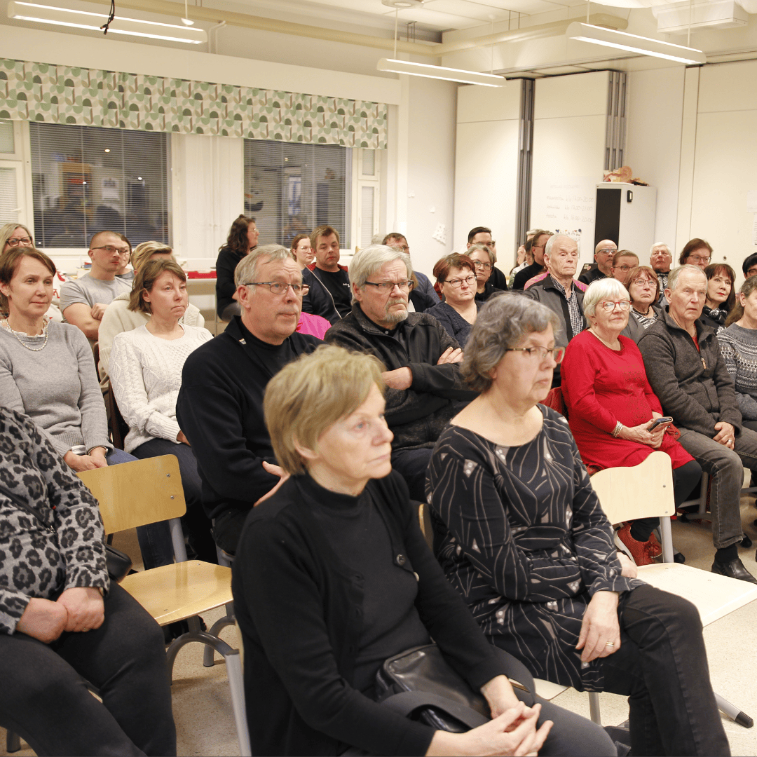 Satasillan, Leaderin ja Suomen Kylien Kylävaran varautumishankkeessa ihmisiä istumassa tuoleillaan. Kuva: Katri Mäenpää