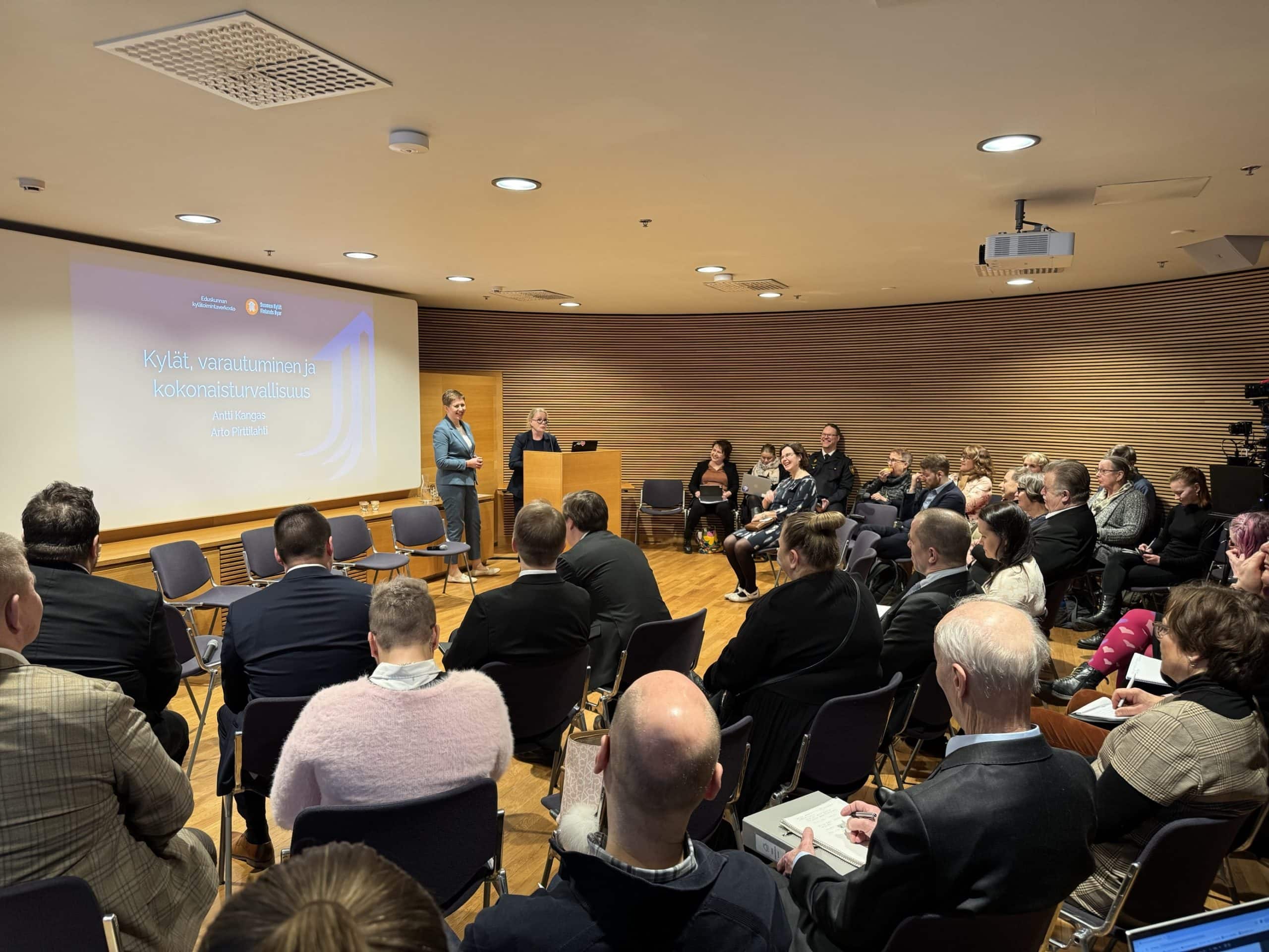 Väkeä eduskunnan kansalaisinfon seminaarissa 13.2.2025.