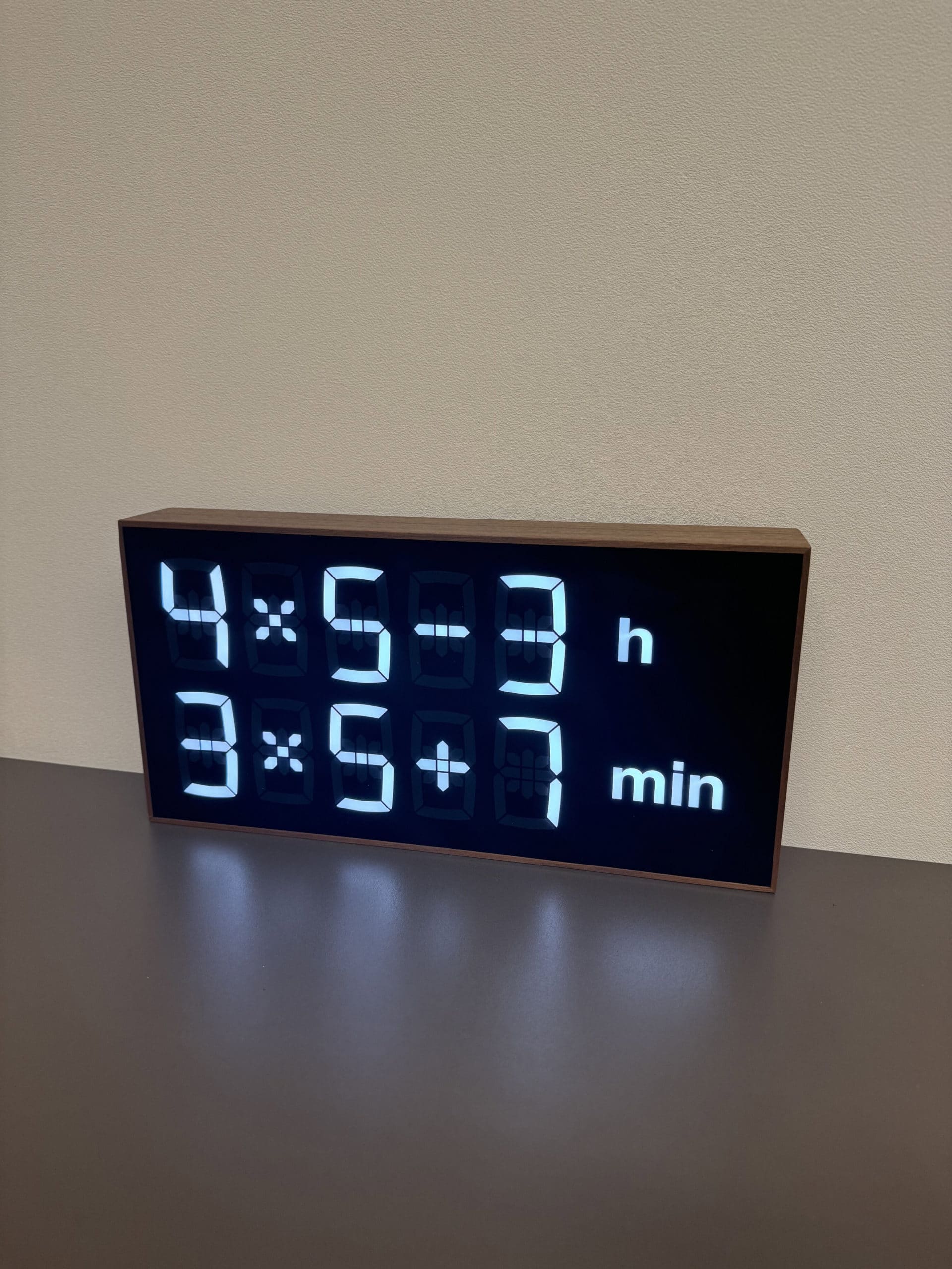 Jussi Saramon työhuoneessa oleva matematiikkakello.