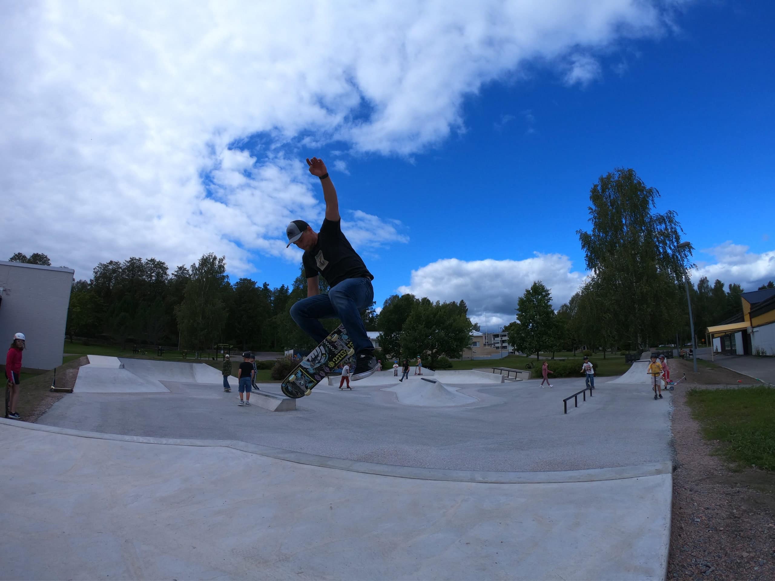 Skeittaajia Pohjan kirkonkylän skeittipuiston avajaisissa.