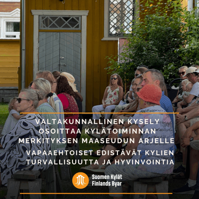 Ihmiset istuvat katsomossa. Taustalla puutalo.