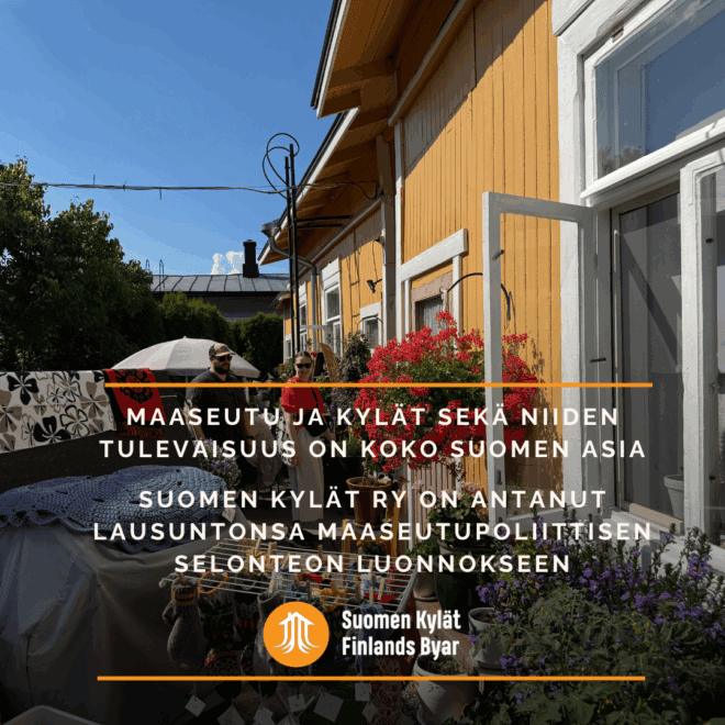 kellertävän puutalon edessä kaksi ihmistä ja pyykit kuivumassa