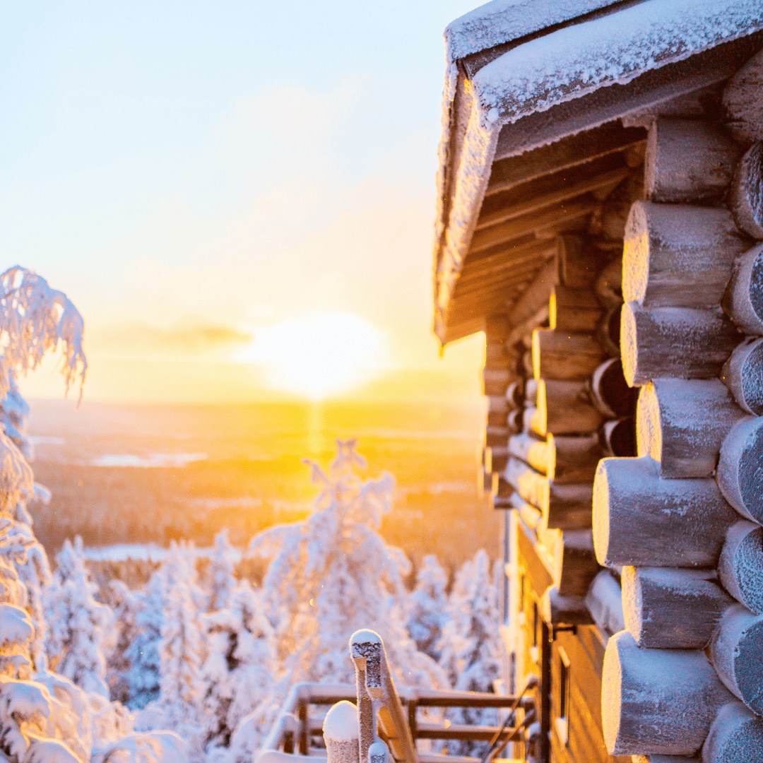 talvinen mökki ja auringonlasku