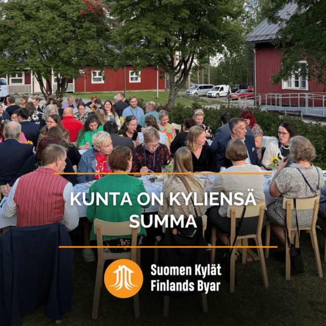 Ihmisiä pöytien ääressä ulkona syömässä